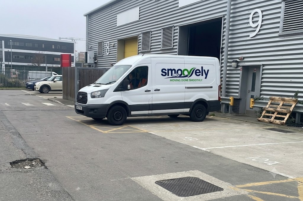 Smoovely QuickMove team loading a removals van